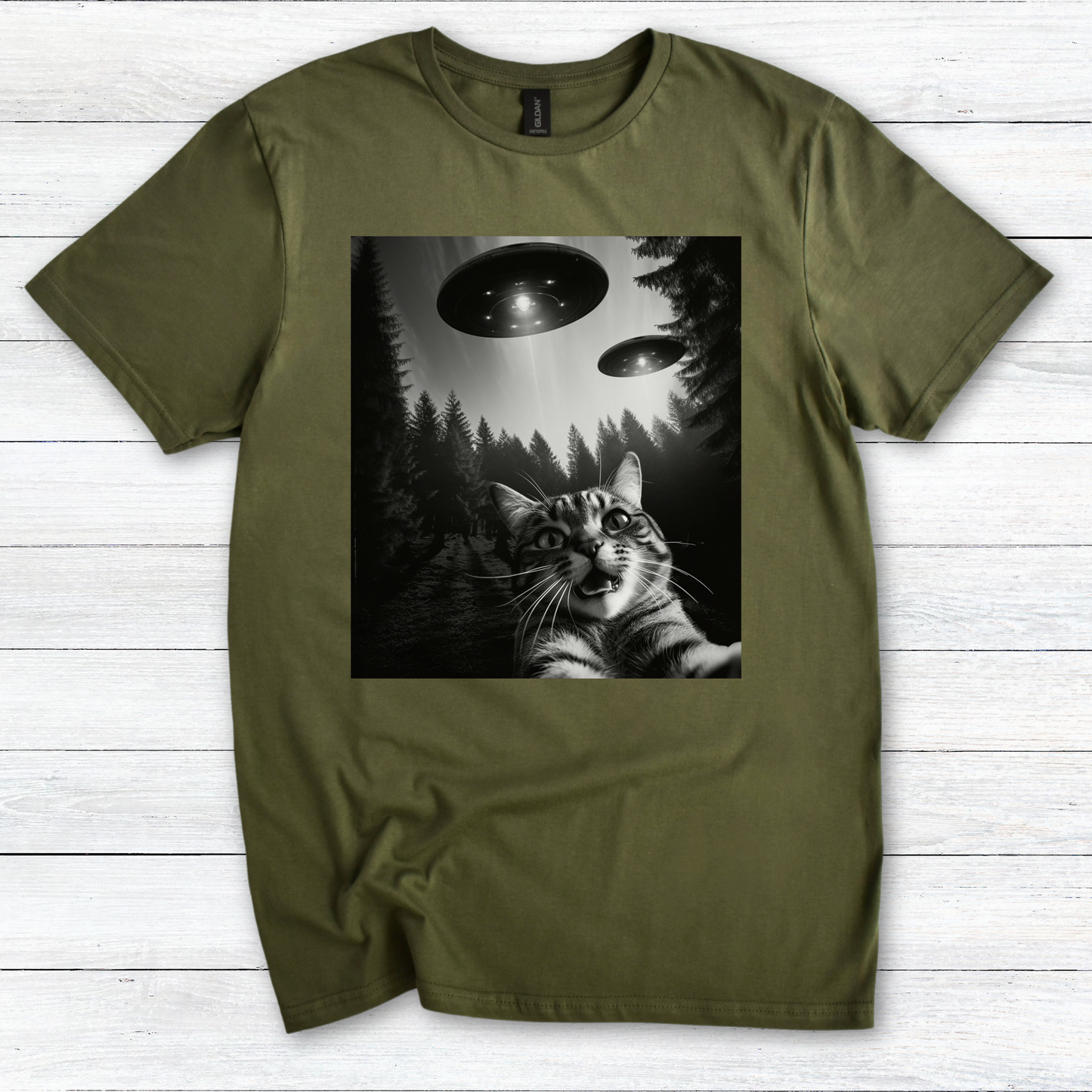 Cat UFO Selfie Funny Alien Abduction T-Shirt – Cat Lover & UFO Enthusiast Gift